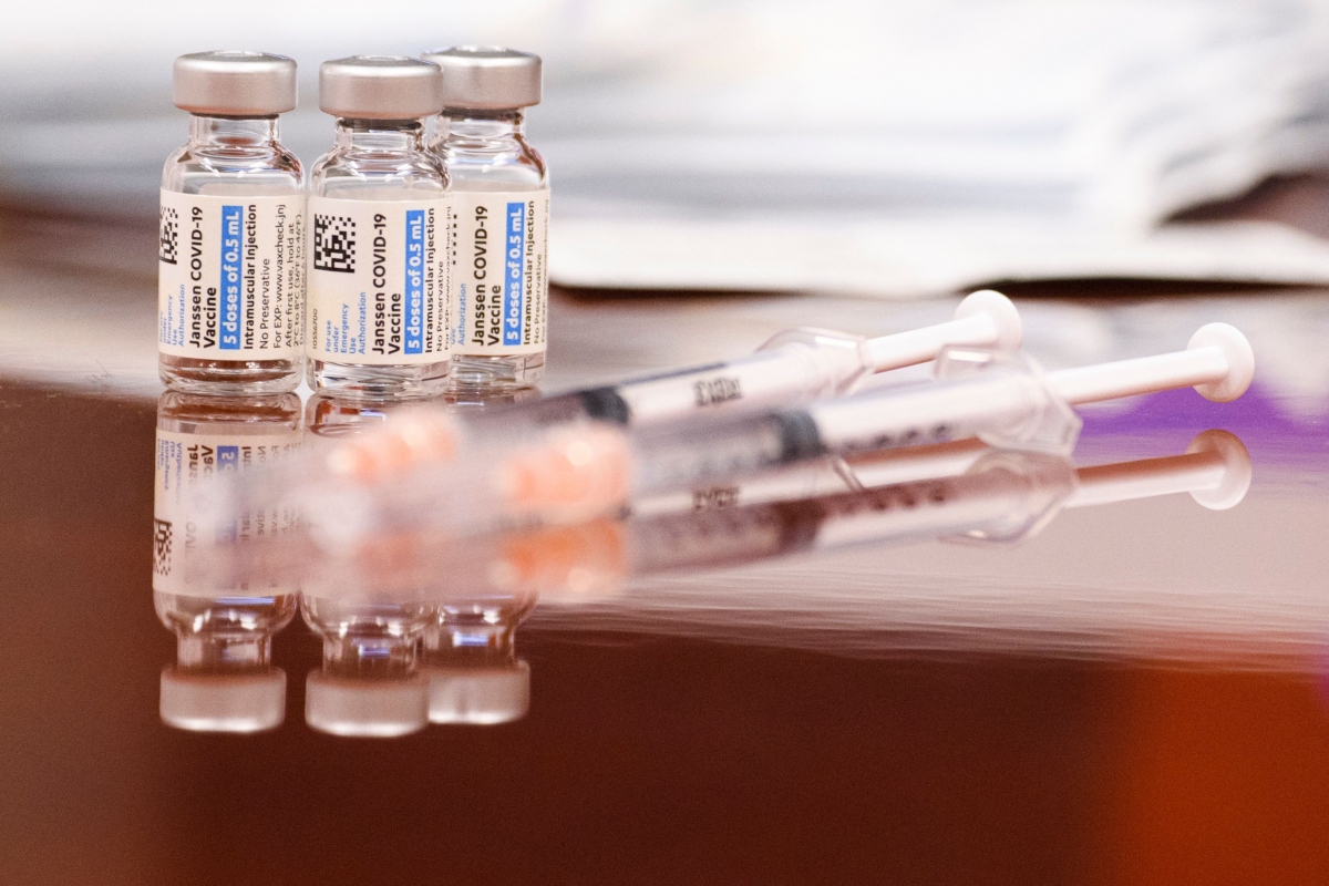 CDC Mỹ cân nhắc giới hạn sử dụng vaccine Johnson & Johnson do vấn đề cục máu đông