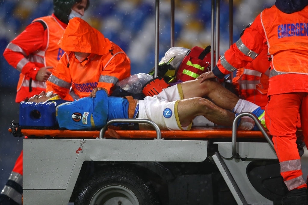 Hirving Lozano nhập viện khẩn cấp sau pha va chạm tại vòng bảng Europa League