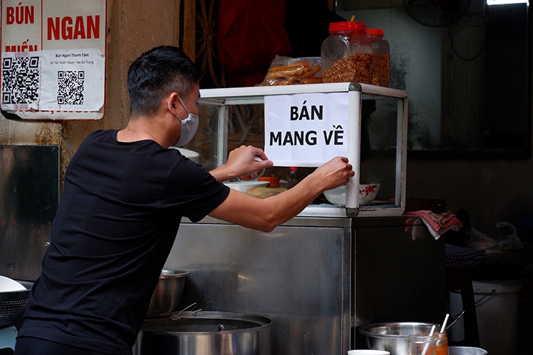 Các "vùng cam" ở Hà Nội dừng bán hàng ăn tại chỗ, học sinh chuyển học trực tuyến