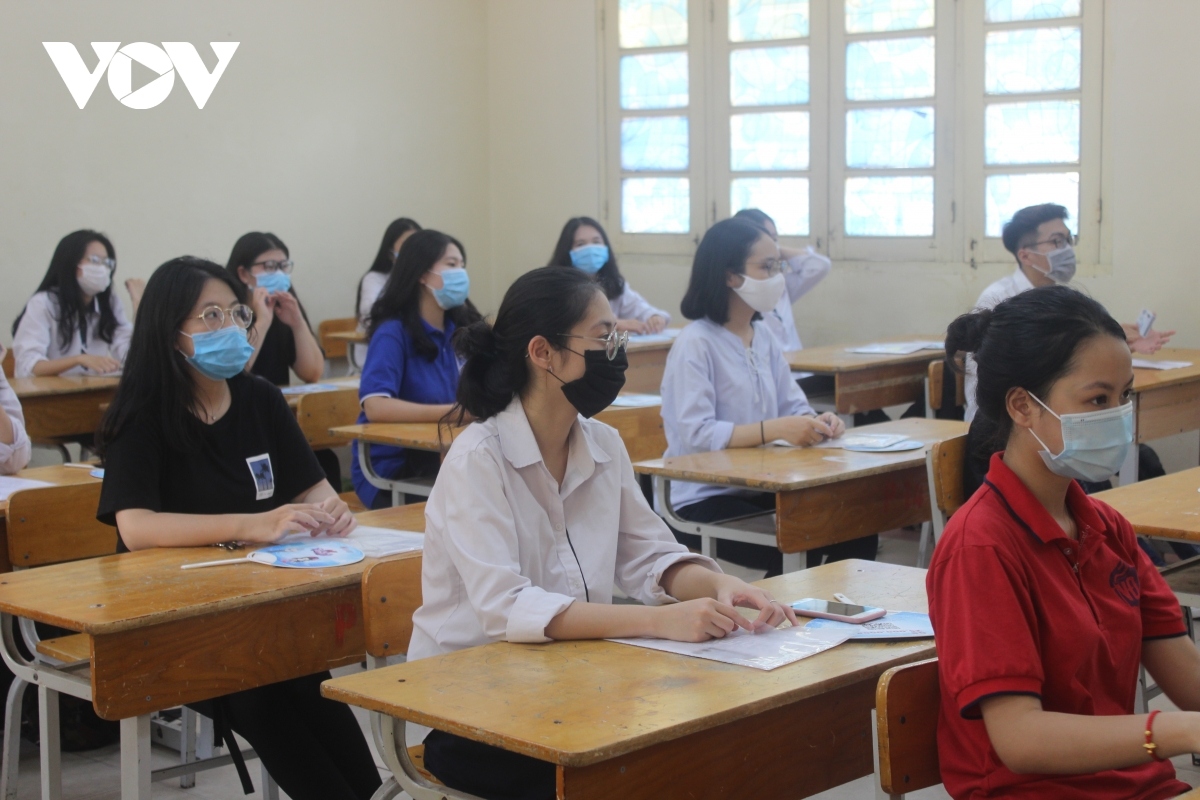Nhiều trường ở Hà Nội chuẩn bị cho học sinh đến trường, một số còn do dự