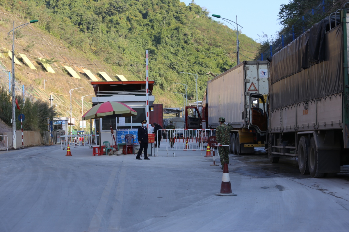 Hơn 4.000 xe hàng ùn ứ tại khu vực cửa khẩu Lạng Sơn