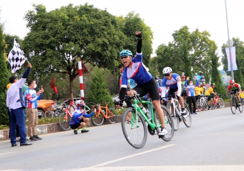 Hơn 100 vận động viên tham gia Giải đua xe đạp đường trường Lai Châu mở rộng năm 2021
