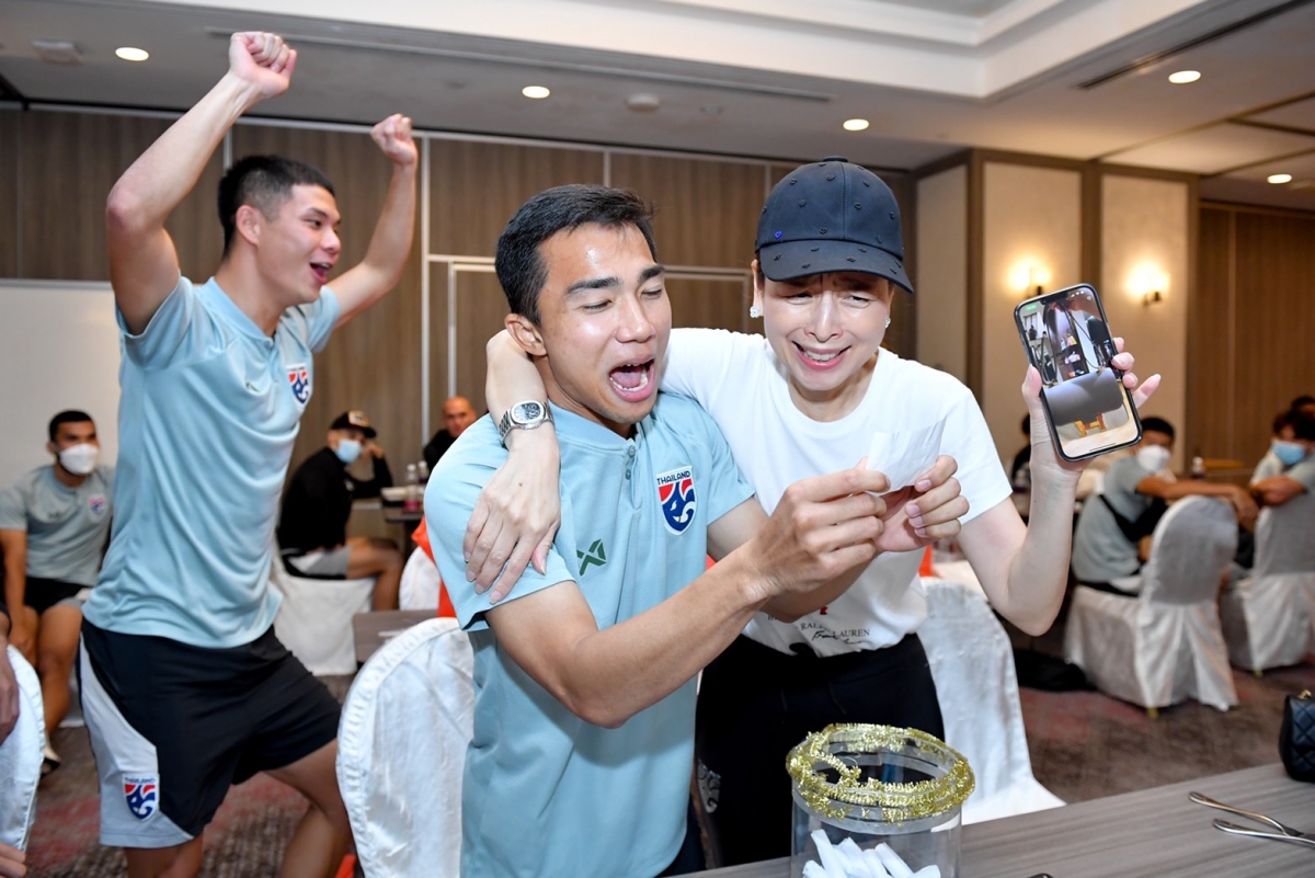 AFF Cup 2020: Nữ tỷ phú tặng Iphone 13 và đồng hồ Rolex cho ĐT Thái Lan