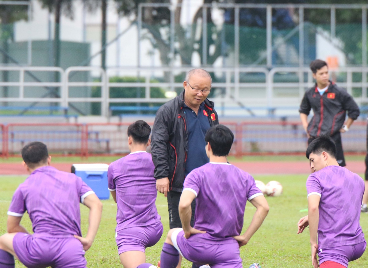 HLV Park Hang Seo truyền động lực cho các học trò trước trận đấu với ĐT Malaysia