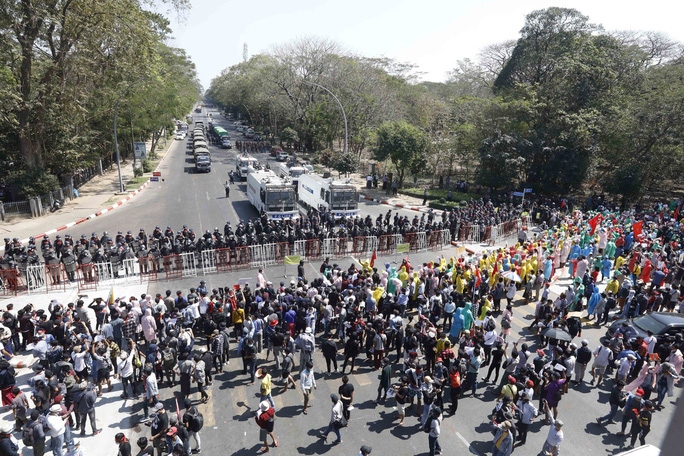 Ô tô quân sự của Myanmar lao vào đoàn biểu tình khiến 5 người chết