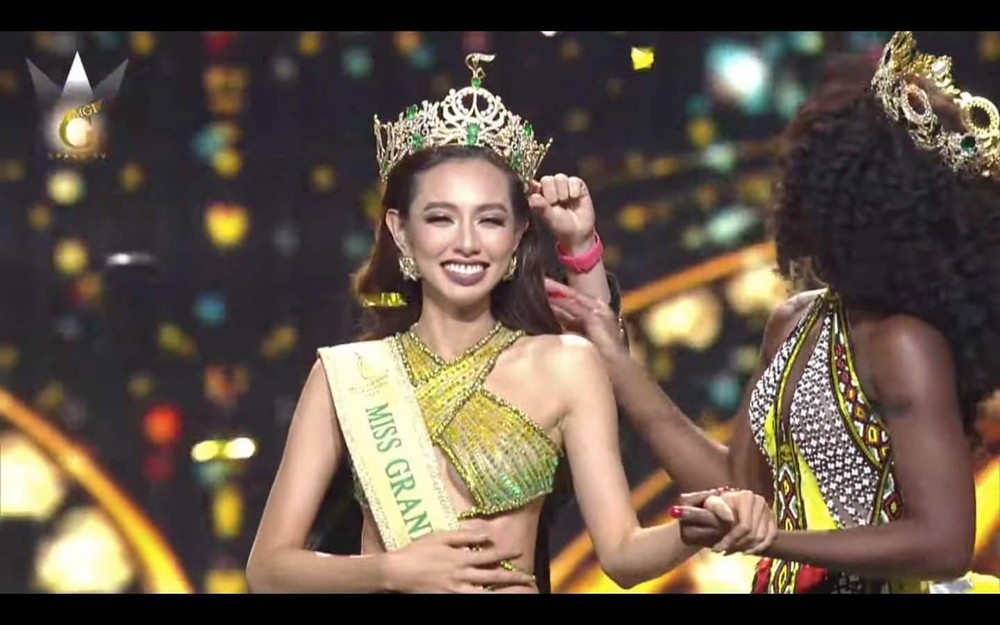 Giây phút vỡ òa cảm xúc của Thùy Tiên khi đăng quang Hoa hậu Hòa bình Quốc tế 2021