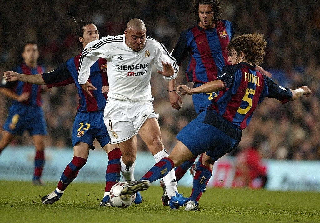 Ngày này năm xưa: Ronaldo "béo" giúp Real Madrid đánh bại Barca trong trận cầu lịch sử