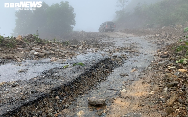 Hơn một năm sau sạt lở, nhiều con đường vùng cao Quảng Nam vẫn ngổn ngang đất đá