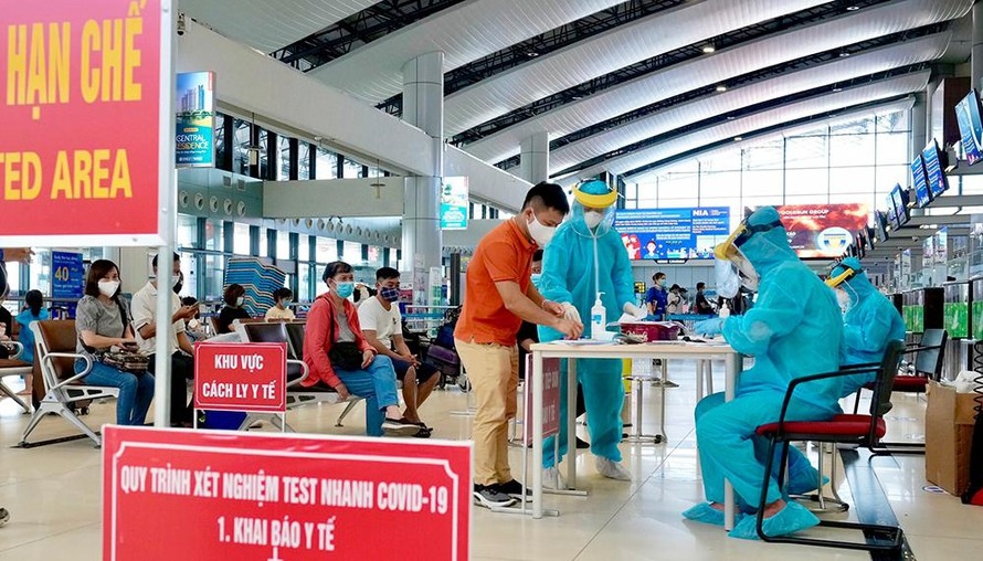 Hàng không sẽ cộng thêm phí test nhanh COVID-19 vào giá vé máy bay