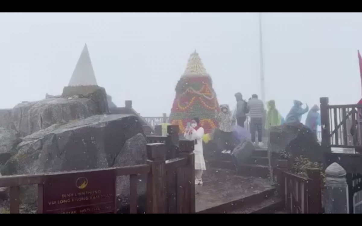 Du khách thích thú "săn" tuyết đầu mùa trên đỉnh Fansipan