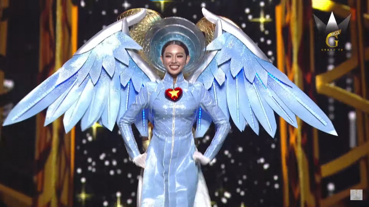 Thùy Tiên tỏa sáng trong phần thi trang phục dân tộc tại Miss Grand International 2021
