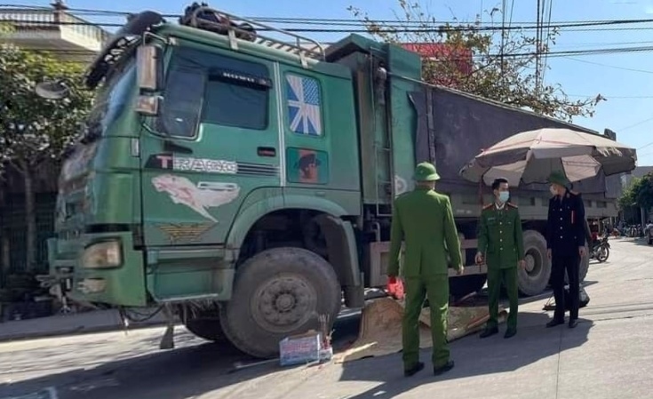 Một học sinh tiểu học tử vong sau va chạm với xe tải chở đất