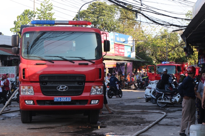 Giải cứu thành công 2 người khỏi đám cháy lớn