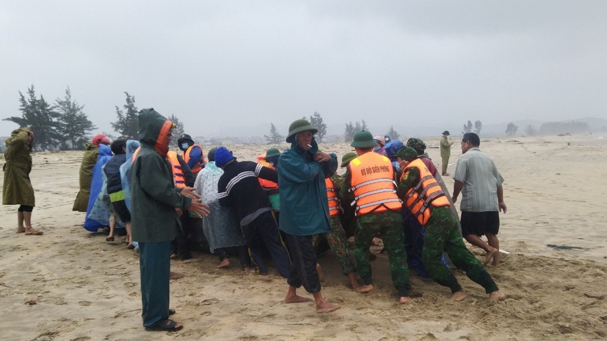 Cứu hộ 3 thuyền nan của ngư dân Quảng Bình bị sóng lớn đánh chìm