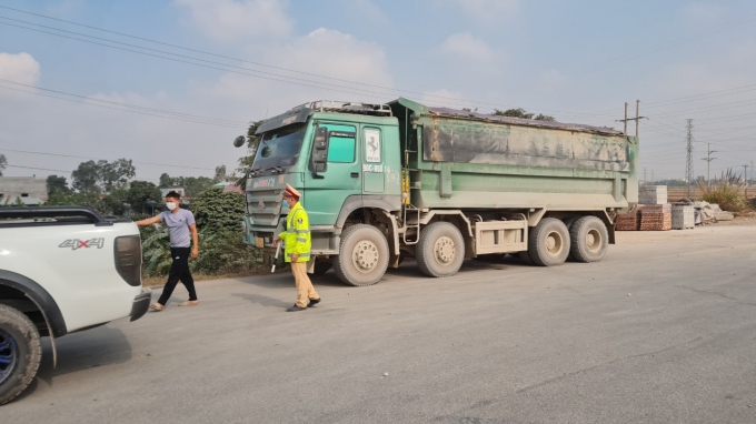 Xe quá tải lại lộng hành, liệu có lực lượng "chống lưng"?