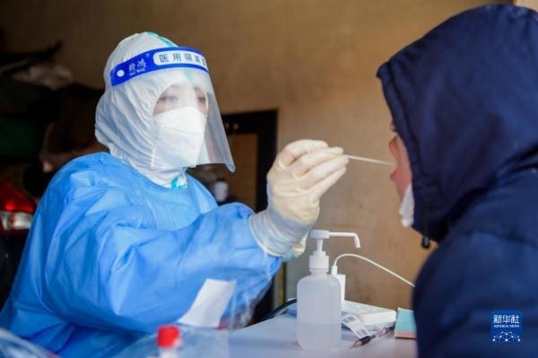 Ca Covid-19 trong cộng đồng tại Trung Quốc tăng vọt, Hong Kong thêm người nhiễm Omicron