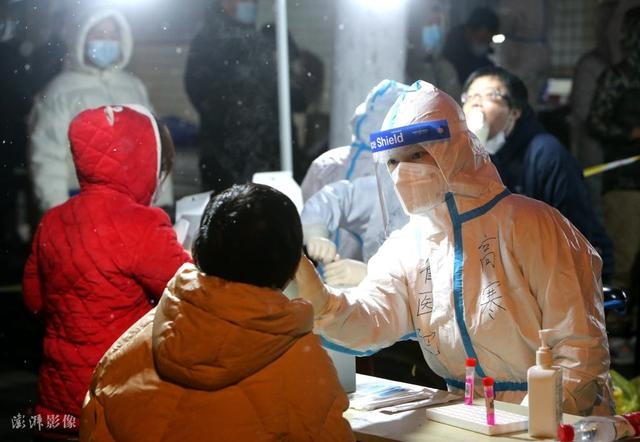 Trung Quốc: Tiêm vaccine Covid-19 hơn 1,2 tỷ người, ca bệnh cộng đồng tăng cao kỷ lục