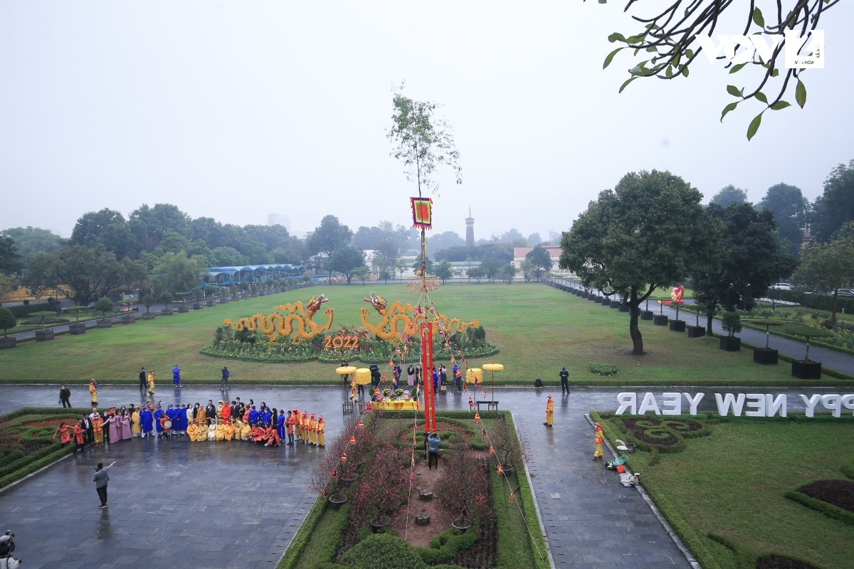 Dựng cây nêu đón Tết tại Hoàng thành Thăng Long