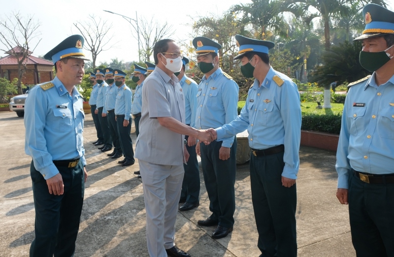 Phó Chủ tịch Quốc hội Trần Quang Phương thăm, chúc Tết Quân khu 5