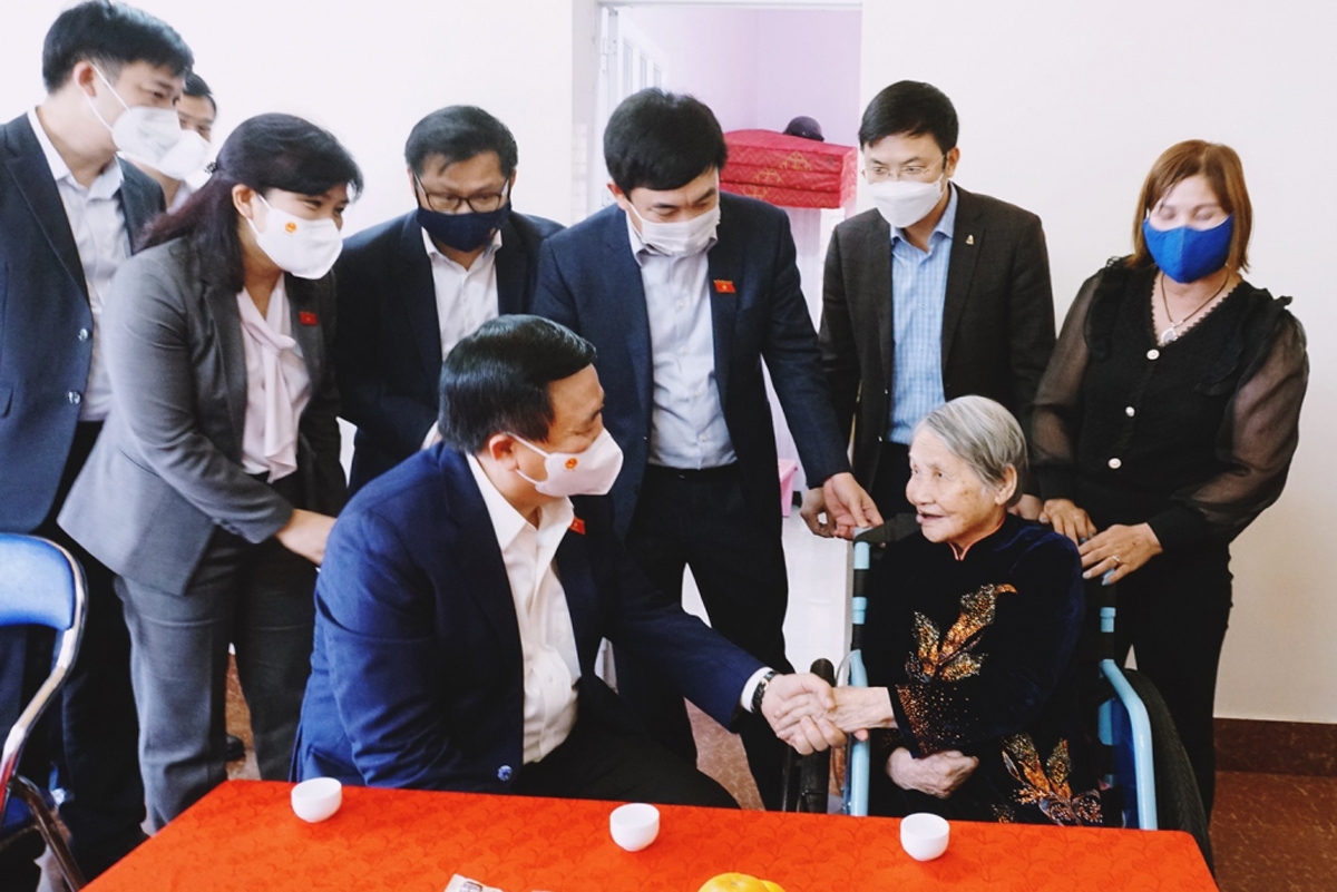 Ủy viên Bộ Chính trị Nguyễn Xuân Thắng thăm và tặng quà Tết tại Quảng Ninh