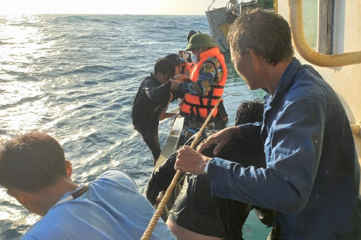 Tàu 723 cứu nạn kịp thời 4 ngư dân Bình Thuận gặp nạn trên biển