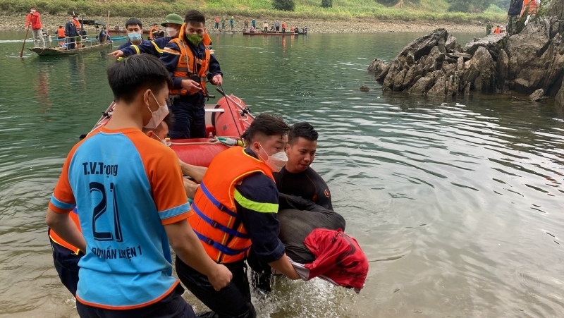 Vụ lật thuyền ở Thanh Hoá: Tìm thấy thi thể 2 trong 3 người mất tích