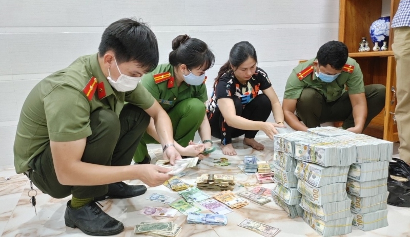 Thu giữ số lượng lớn vàng và ngoại tệ nhập lậu vào Việt Nam