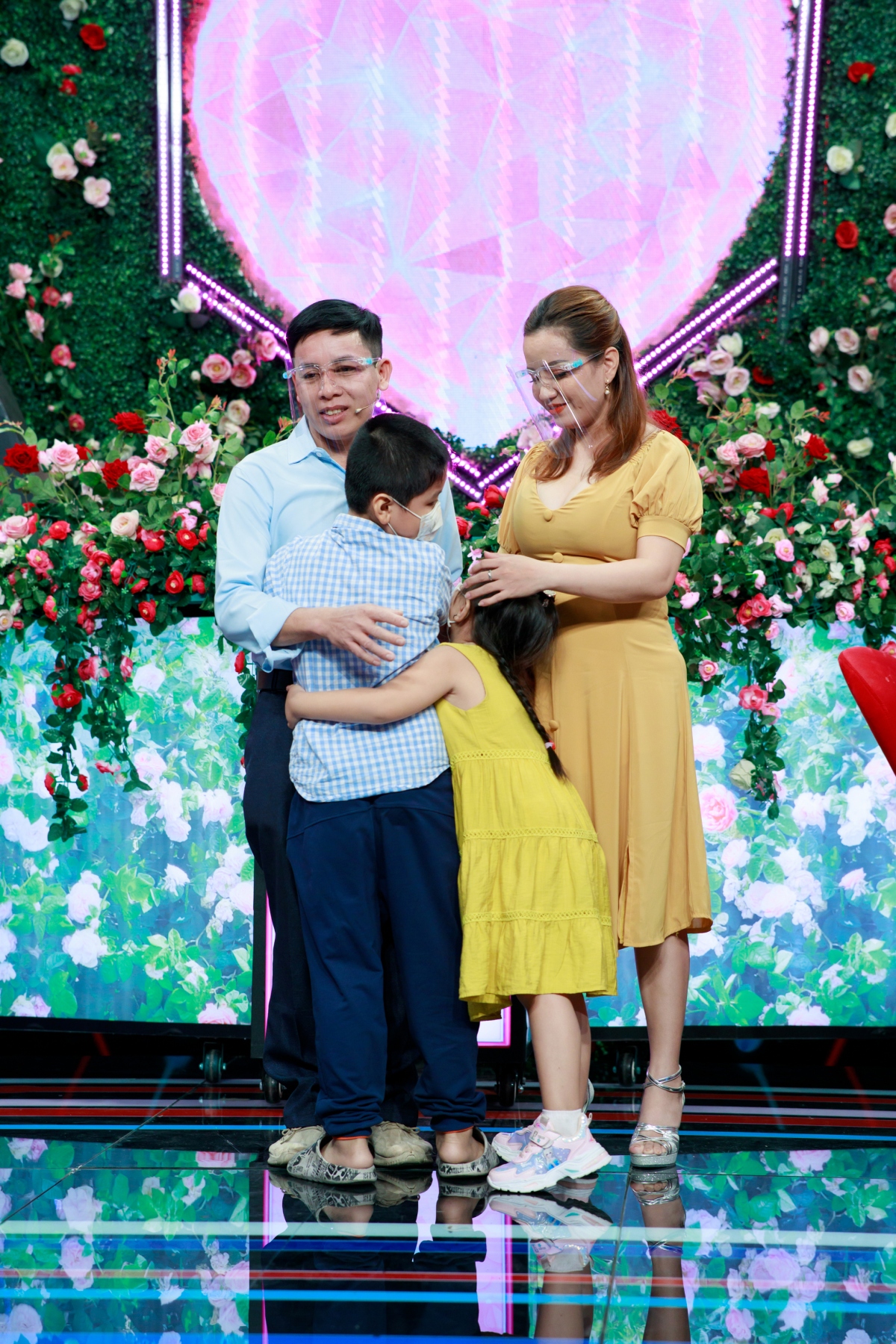 MC Ngọc Lan khóc nghẹn cảnh mẹ đơn thân U40 đưa 2 con đi tìm cha mới tại show hẹn hò