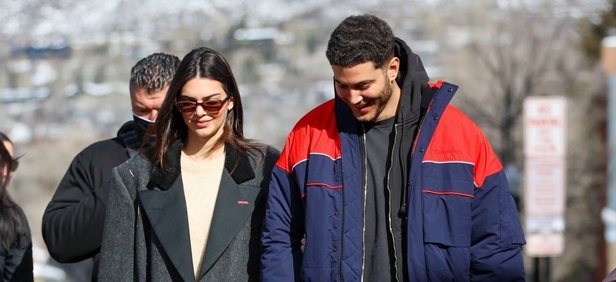 Kendall Jenner xinh đẹp đi mua sắm cùng bạn thân Fai Khadra sau tin đồn đính hôn