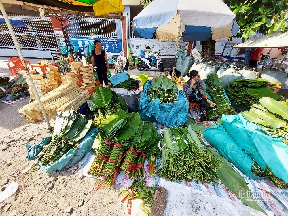 Tiểu thương chợ lá dong nổi tiếng Sài thành nằm vỉa hè hóng mùa Tết lịch sử