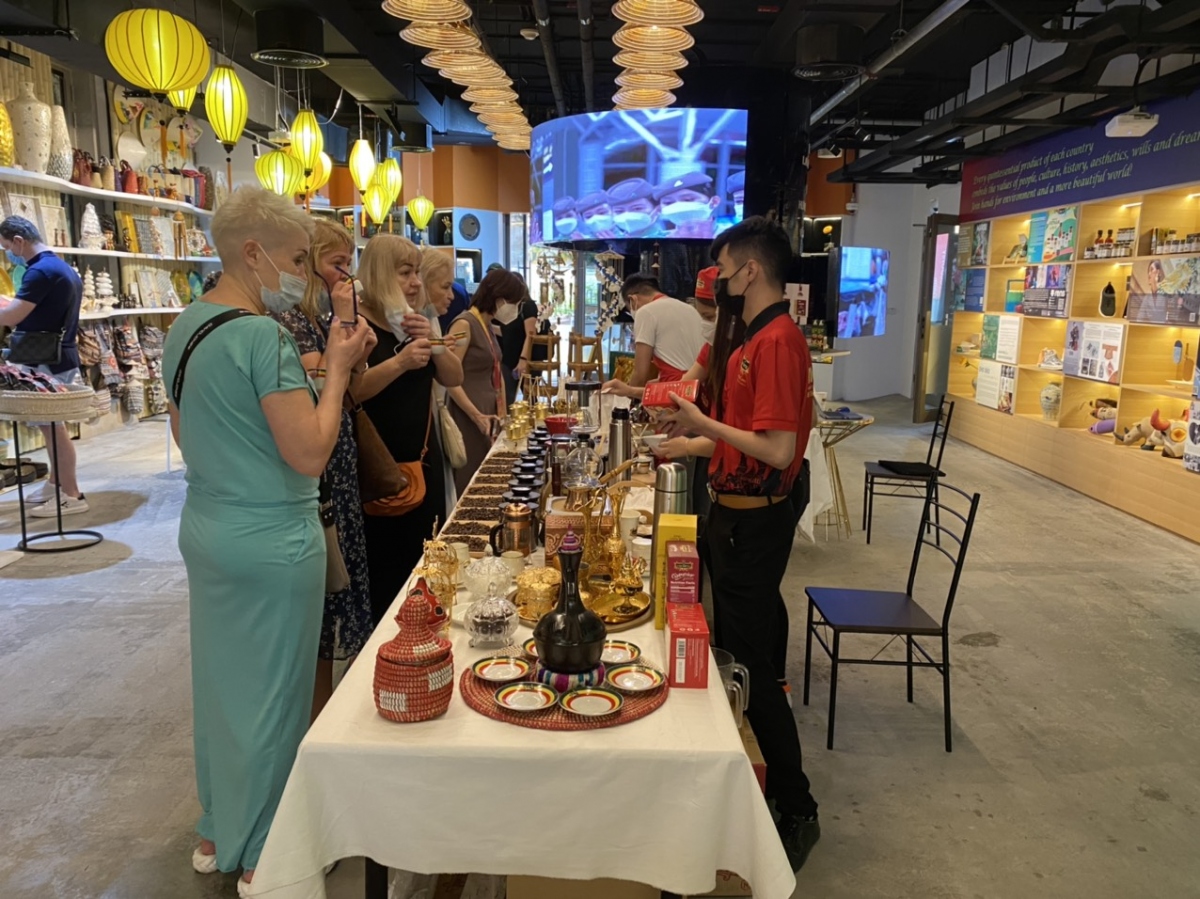Khách nước ngoài thích thú thưởng thức cà phê Việt Nam tại EXPO 2020 Dubai