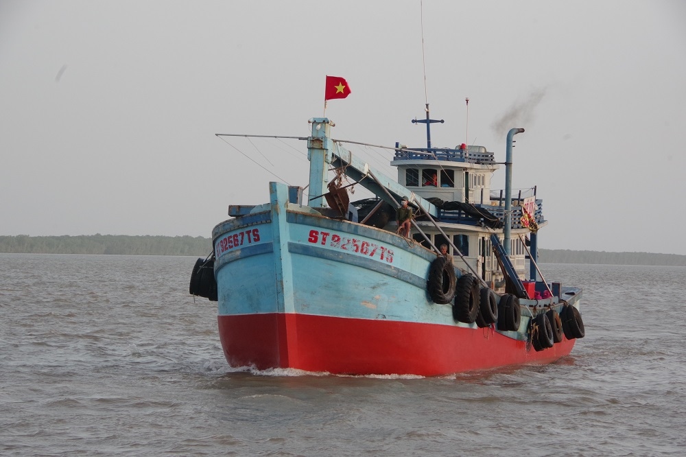 Bộ đội biên phòng tỉnh Sóc Trăng cứu 2 ngư dân gặp nạn trên biển