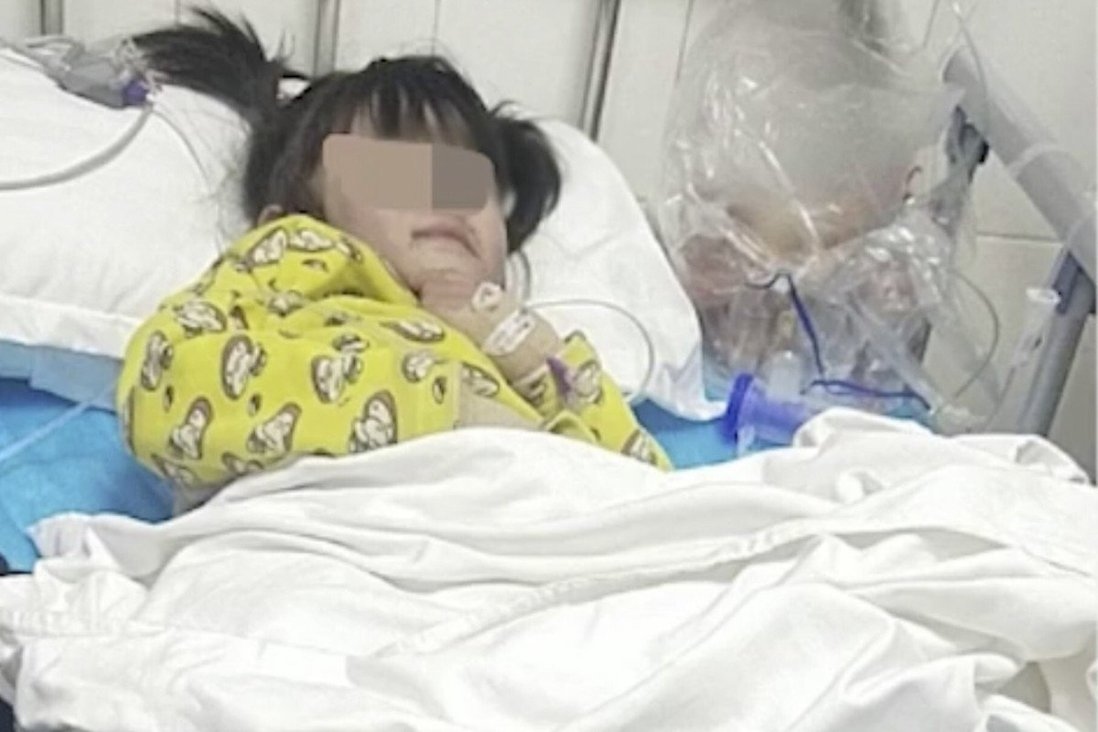 Bị cha ruột và “dì ghẻ” bạo hành, bé gái 5 tuổi phải nhập viện trong tình trạng nguy kịch