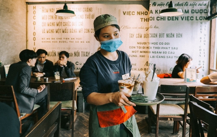 “Hạ nhiệt” thành vùng vàng, quận Đống Đa, Hà Nội mở lại dịch vụ ăn uống tại chỗ