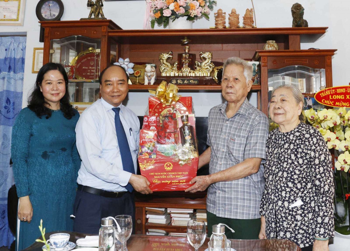 Chủ tịch nước trao quà Tết cho gia đình chính sách, hoàn cảnh khó khăn tại An Giang