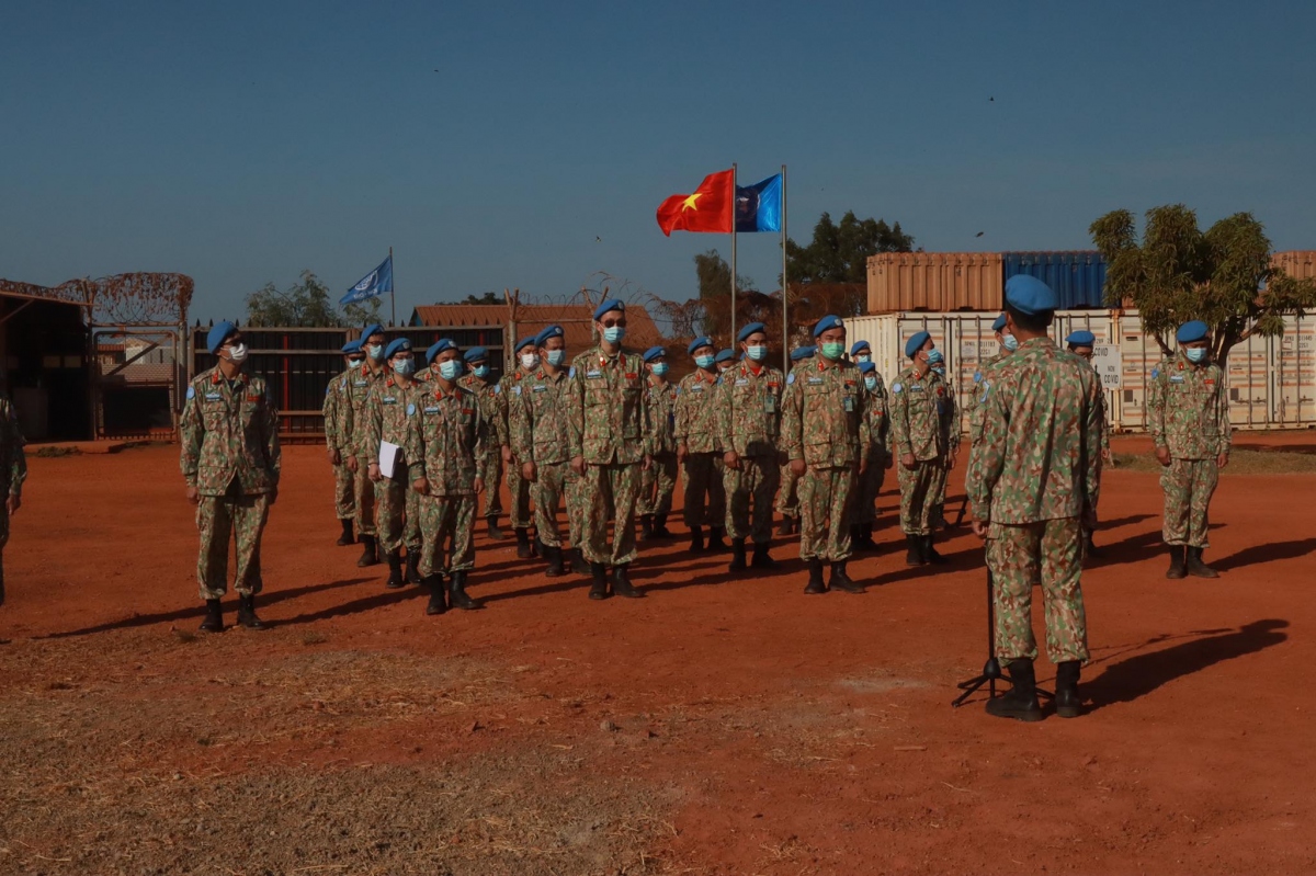Lính mũ nồi xanh Việt Nam chào cờ đón năm mới tại Nam Sudan