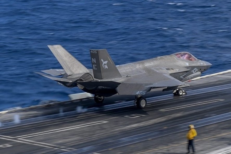 F-35 lao xuống boong tàu sân bay Mỹ ở Biển Đông khiến 7 người bị thương