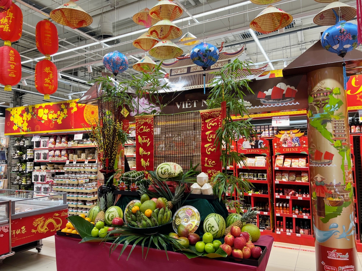 Tưng bừng quầy hàng Tết Việt tại siêu thị Carrefour, Pháp