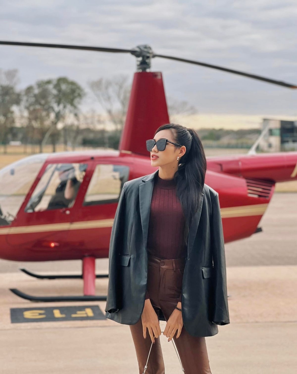 Hoa hậu Đỗ Thị Hà diện suit sang chảnh, thả dáng cuốn hút bên trực thăng