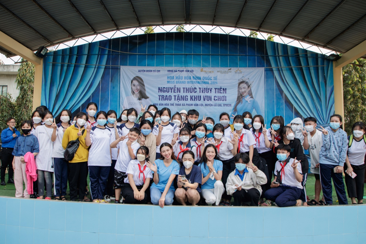 Hoa hậu Thùy Tiên được fan nhí “vây kín” khi làm từ thiện tại Củ Chi