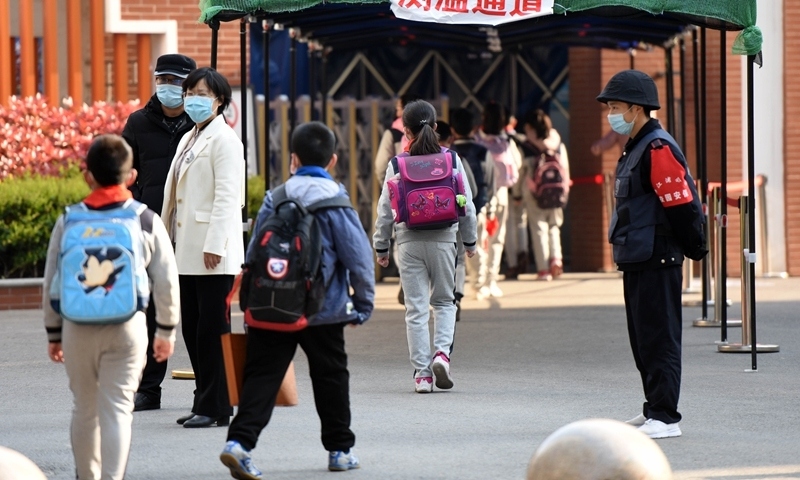 Hơn 5 triệu học sinh Trung Quốc bị dị tật cột sống