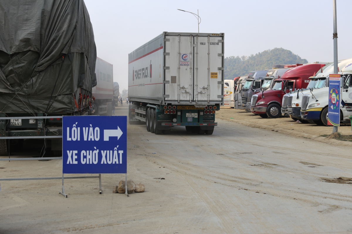 Nhận hối lộ 200 - 300 triệu đồng/xe để "làm luật, xếp lốt" ở cửa khẩu Lạng Sơn