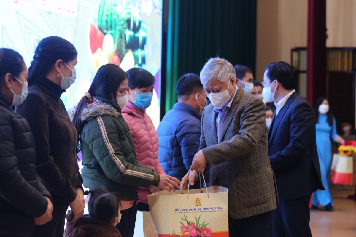 Chủ tịch Ủy ban Trung ương MTTQ Việt Nam thăm, tặng quà Tết tại Lạng Sơn