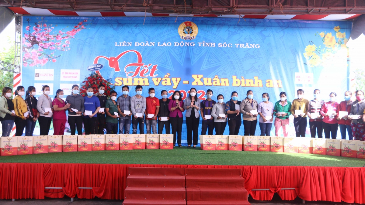Phó Chủ tịch nước Võ Thị Ánh Xuân dự Tết sum vầy với công nhân lao động tại Sóc Trăng