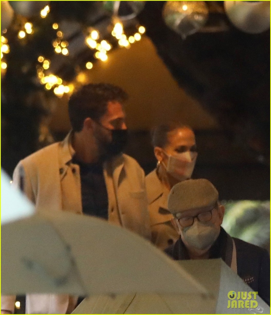 Jennifer Lopez và bạn trai Ben Affleck diện đồ đồng điệu đi ăn trưa tại khách sạn