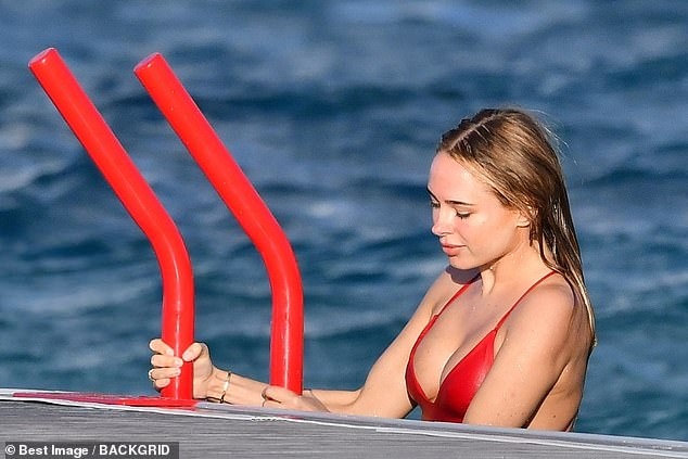 "Chân dài" Kimberley Garner đẹp cuốn hút với áo tắm đỏ rực