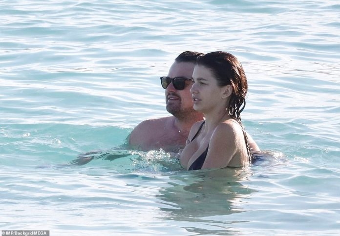 Bạn gái Leonardo DiCaprio diện bikini gợi cảm, thả dáng cuốn hút trên bãi biển