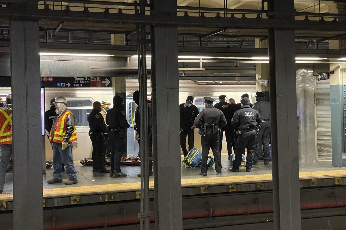 Người phụ nữ gốc Á bị đẩy vào tàu điện ngầm đang lao tới