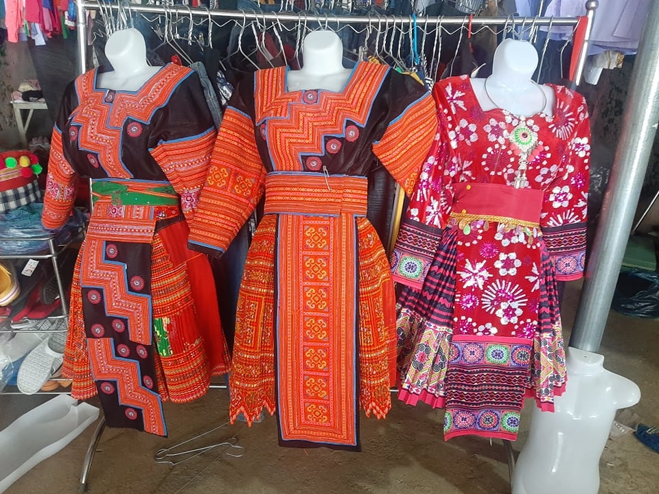 Người góp sức lưu giữ trang phục của phụ nữ Mông