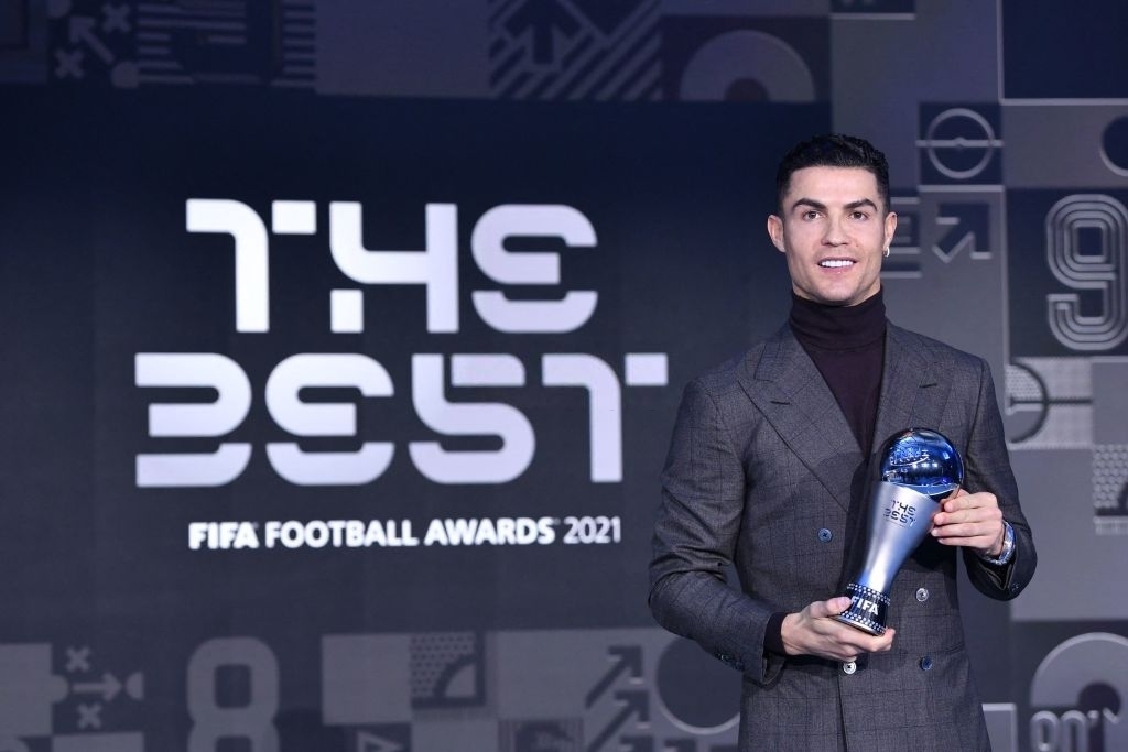 Ronaldo xúc động khi nhận giải thưởng “đặc biệt” ở The Best 2021
